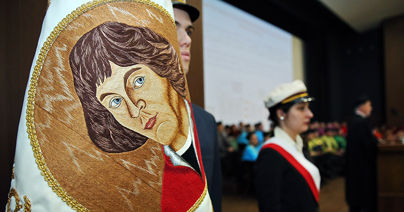 Students with banner with Nicolaus Copernicus